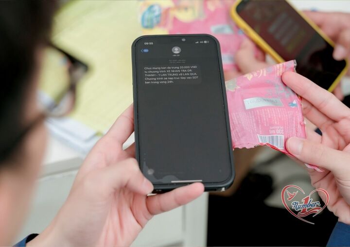 Giá trị của phần thưởng không chỉ nằm ở các thẻ nạp điện thoại được trao khi uống Trà Dr Thanh, Trà Xanh Không Độ hay Number 1, mà còn ở việc nó xuất hiện đúng vào thời điểm cần nhất.