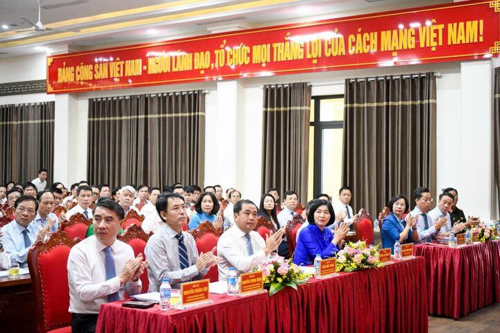 Đại biểu dự hội nghị triển khai đề án thí điểm mô hình xã, phường xã hội chủ nghĩa trên địa bàn thành phố.