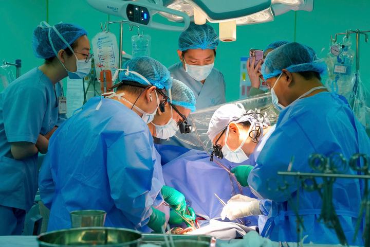 Các bác sĩ thực hiện ca ghép tim tại Bệnh viện Đại học Y Dược TP.HCM. (Ảnh: BVCC)
