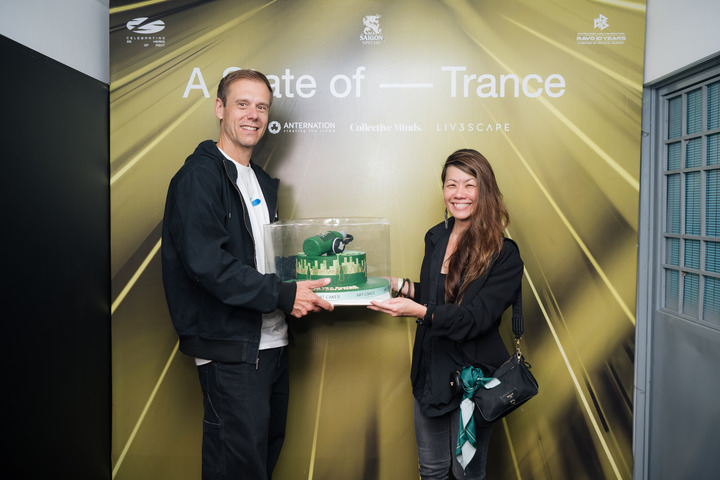 Món quà tặng DJ Armin van Buuren gửi gắm tình cảm, sự chào đón nồng nhiệt và niềm tự hào của cộng đồng người hâm mộ Việt Nam. (Ảnh: SABECO)