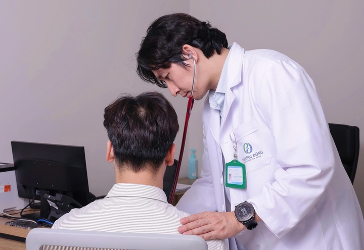Bác sĩ Đoàn Dư Mạnh kiểm tra sức khoẻ người bệnh. (Ảnh: BSCC)