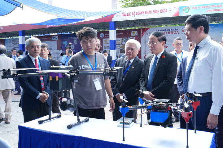 Các đại biểu tham quan gian hàng trưng bày UAV. (Ảnh: Bộ KH&CN)