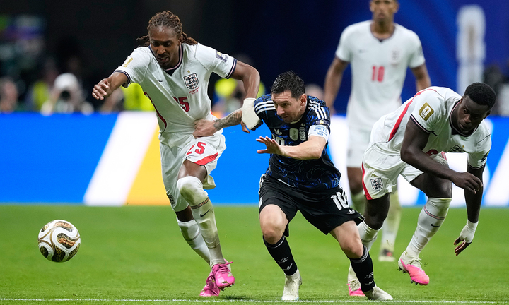 Djed Spence, cầu thủ chạy nhanh nhất đội tuyển Anh, không ngăn được Messi 2 lần kiến tạo bàn thắng. (Ảnh: AP)