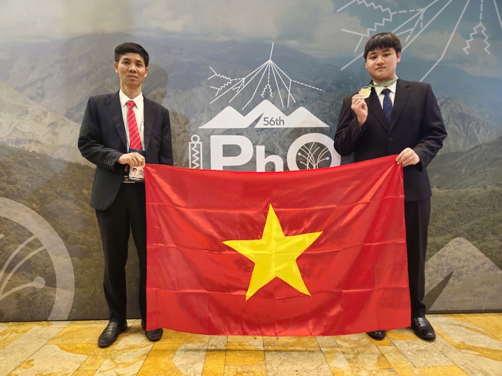 Em Tạ Ngọc Minh và thầy giáo tại cuộc thi Olympic Vật lý quốc tế lần thứ 5. (Ảnh: NVCC)