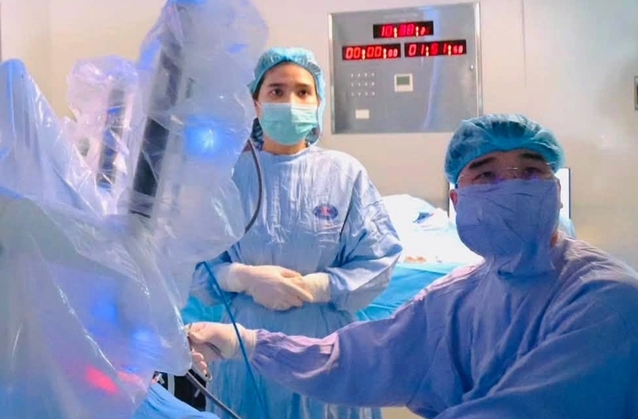Các bác sĩ ngoại khoa đứng xung quanh theo dõi trực tiếp toàn bộ quá trình phẫu thuật.