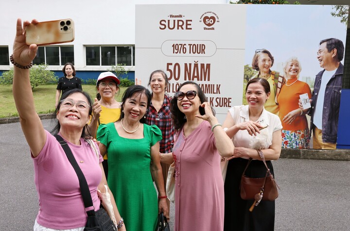 Những người tiêu dùng đồng niên 1976 tham quan Nhà máy Sữa Tiên Sơn (ở Bắc Ninh). (Ảnh: Vi Nam)