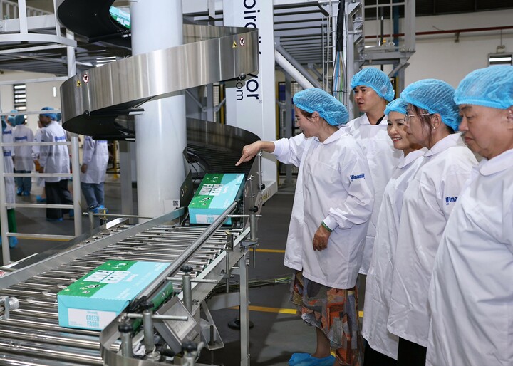 Tham quan nhà máy Vinamilk với dây chuyền khép kín, càng củng cố niềm tin bền vững của người tiêu dùng với thương hiệu sữa Quốc gia. (Ảnh: Vi Nam)