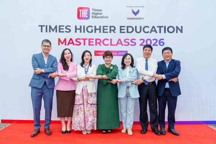 Đại diện lãnh đạo Bộ GD&ĐT, Tổ chức xếp hạng Times Higher Education, Trường Đại học VinUni và các trường Đại học Việt Nam tại Hội thảo “Từ dữ liệu đến vị thế: Nghiên cứu, phát triển bền vững và sự hiện diện toàn cầu của đại học Việt Nam”.