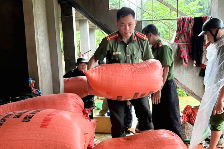 Công an tỉnh Lai Châu hỗ trợ người dân di dời người và tài sản đến nơi an toàn.