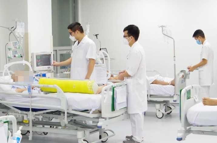 Khám và điều trị các bệnh nhân tại khoa Hồi sức Thần kinh, Bệnh viện TWQĐ 108.