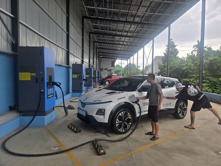 Green Charge LC đưa điện năng lượng mặt trời vào vận hành.