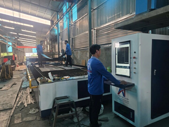 Anh Lê Anh Vũ đại diện DNTT cơ khí Thanh Cẩn điều khiển thiết bị chế biến thép sử dụng điện NLMTMN.