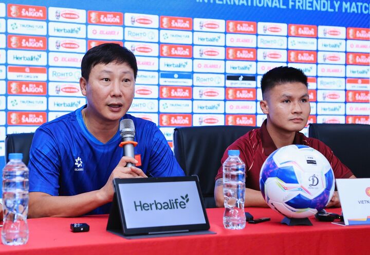 HLV Kim Sang-sik và đội trưởng Quang Hải trong buổi họp báo. (Ảnh: VFF)
