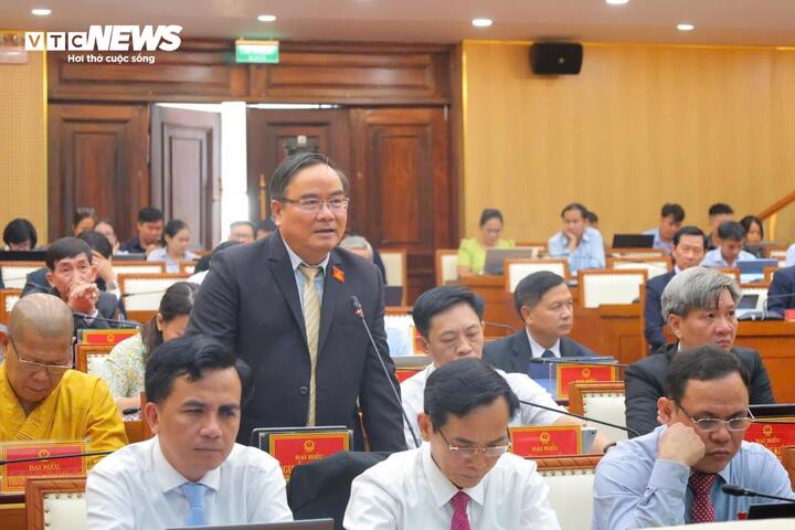 Nhiều đại biểu tập trung chất vấn tình trạng các dự án trọng điểm chậm triển khai kéo dài, gây lãng phí.