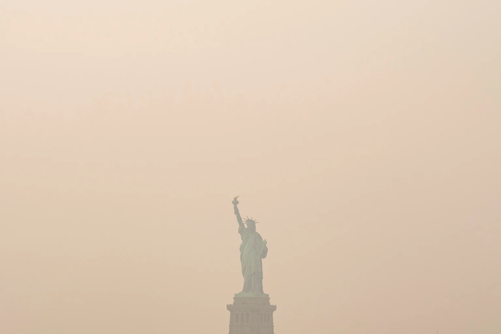 Khói từ đám cháy rừng tại Canada đã khiến chất lượng không khí ở bang New York, New Jersey và Connecticut đạt ngưỡng có hại cho sức khỏe. (Ảnh: AP)