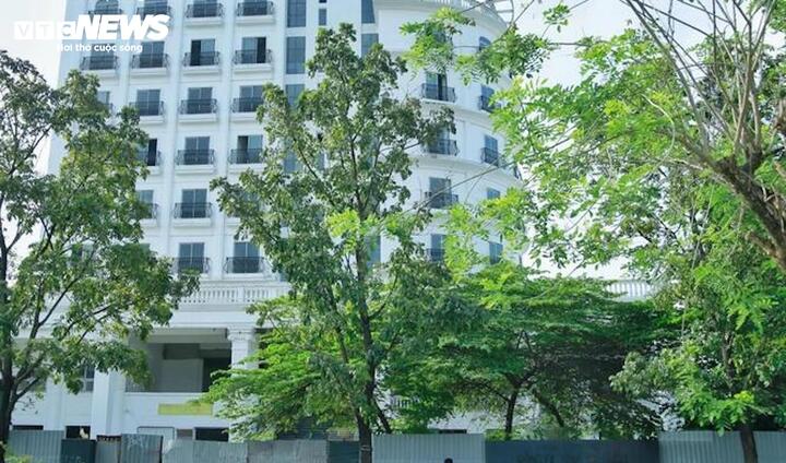 Đến nay có nhiều cán bộ của bị kỷ luận do liên quan đến những sai phạm tại dự án Nhà khách Tỉnh uỷ Thừa Thiên - Huế (nay là TP Huế).