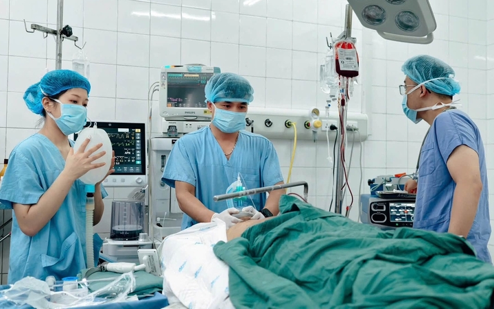 Bệnh nhân khác là D.D.M. (54 tuổi, quê Thái Nguyên) được đưa vào viện trong tình trạng gãy hở.