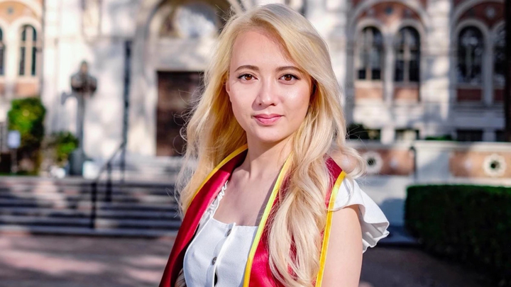 Xuân Nghi thời kỳ này đường nét có phần trưởng thành hơn, và pha chút “nét tây” sau thời gian dài học tập và sinh sống tại nước ngoài.