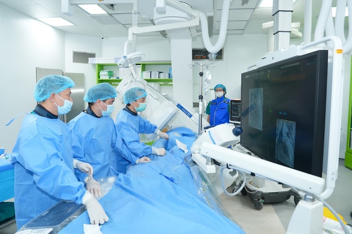 TS.BS Nguyễn Minh Hùng và ekip thực hiện ca can thiệp cho bệnh nhi (Ảnh: BVCC)