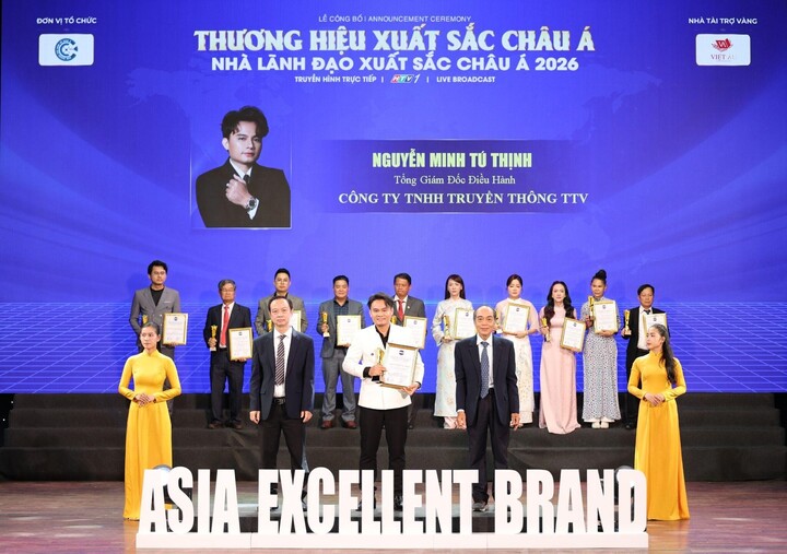 Ông Nguyễn Minh Tú Thịnh - Tổng Giám đốc TTV Group - nhận danh hiệu tại giải thưởng “Thương hiệu xuất sắc châu Á”.
