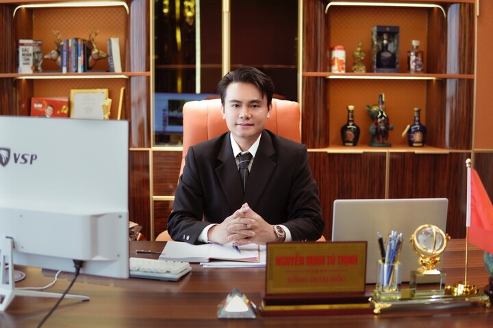 Tổng Giám đốc Nguyễn Minh Tú Thịnh có quá trình hoạt động trong lĩnh vực truyền thông, tài chính và nghệ thuật với vai trò ca sĩ.