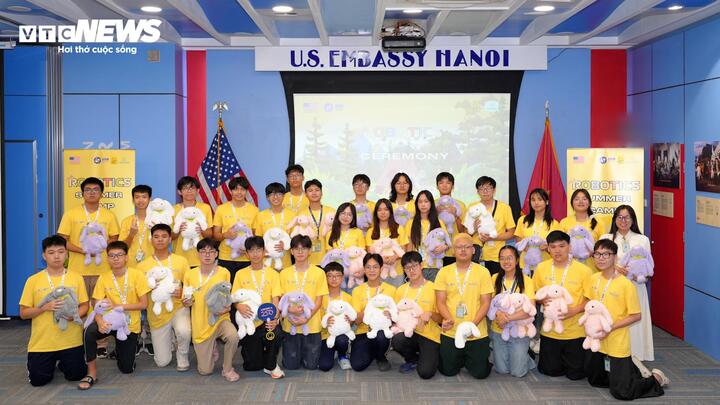 Robotics Summer Camp 2026 cũng là mô hình "người trẻ truyền cảm hứng cho người trẻ", khi chính những học sinh từng thi đấu ở các sân chơi robotics lớn trực tiếp hướng dẫn thế hệ kế cận, góp phần xây dựng cộng đồng robotics Việt Nam ngày càng phát triển và hội nhập quốc tế. (Ảnh: Hùng Cường)