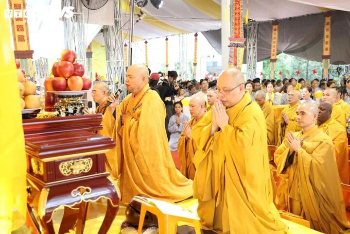 Ban Trị sự Giáo hội Phật giáo Việt Nam TP.HCM phối hợp Thành ủy - HĐND - UBND - Ủy ban MTTQ Việt Nam TP.HCM tổ chức Lễ cầu siêu, tưởng niệm liệt sĩ tại công viên Lê Thị Riêng (TP.HCM). Ảnh: Thy Huệ