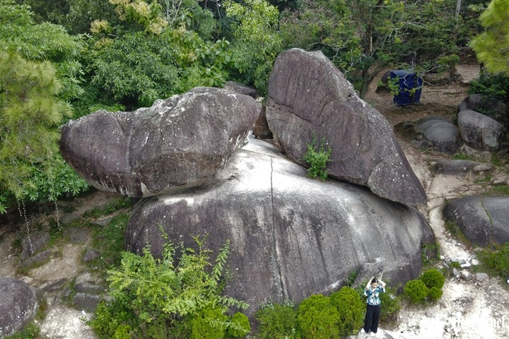 Hòn Trống Mái trên dãy núi Trường Lệ. (Ảnh: Vietnamnet)