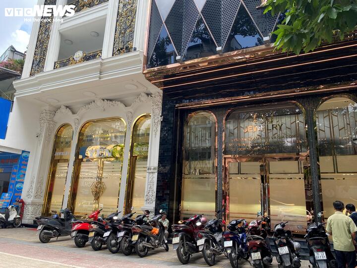 Tuy vậy, bên cạnh các cửa hàng đóng cửa thì nhiều cửa hàng kinh doanh vàng bạc đá quý lớn ở TP.HCM vẫn hoạt động.