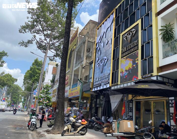 Một số cửa hàng kinh doanh kim cương nổi tiếng trên đường Trần Hưng Đạo tiếp tục đón khách và trao đổi, mua bán các sản phẩm kim cương.