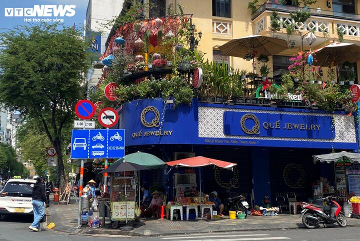 Đối diện cửa Bắc chợ Bến Thành, cửa hàng Quế Jewelry chuyên kinh doanh kim cương cũng đóng cửa từ hôm nay (18/7). Đây cũng là thương hiệu có tiếng ở khu vực này.