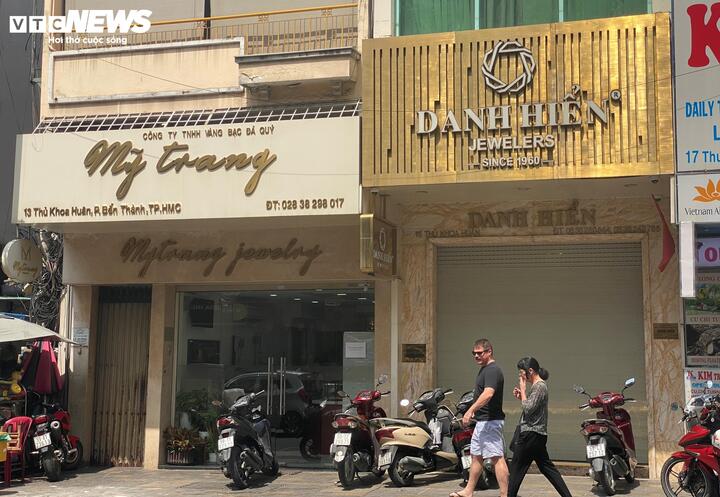 Quanh khu vực chợ Bến Thành, một số cửa hàng kinh doanh kim cương trên đường Thủ Hoa Huân cũng đóng cửa. (Ảnh: Đại Việt)