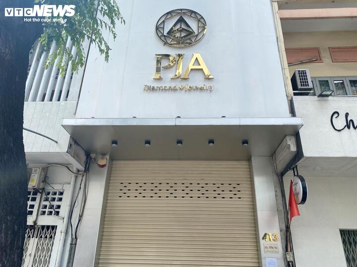 PJA - thương hiệu kinh doanh kim cương lâu năm tọa lạc tại số 413 Võ Văn Tần cũng chính thức tạm đóng cửa từ hôm qua (17/7). (Ảnh: Đại Việt)