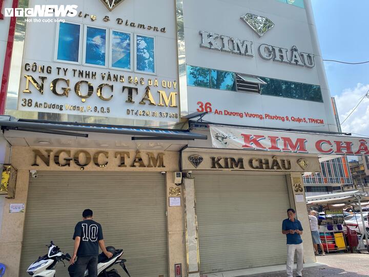 Trên đường An Dương Vương, loạt cửa hàng kinh doanh kim cương cũng "cửa đóng then cài".