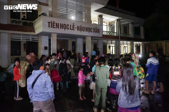 Tối 18/7, điểm trường Tiểu học Pắc Ta (xã Pắc Ta, tỉnh Lai Châu) sáng đèn suốt đêm đón người dân bản Noong Thăng, xã Mường Than, được di dời khẩn cấp khỏi khu vực có nguy cơ sạt lở. Gần 220 hộ với khoảng 1.255 nhân khẩu được đưa đến nơi an toàn.