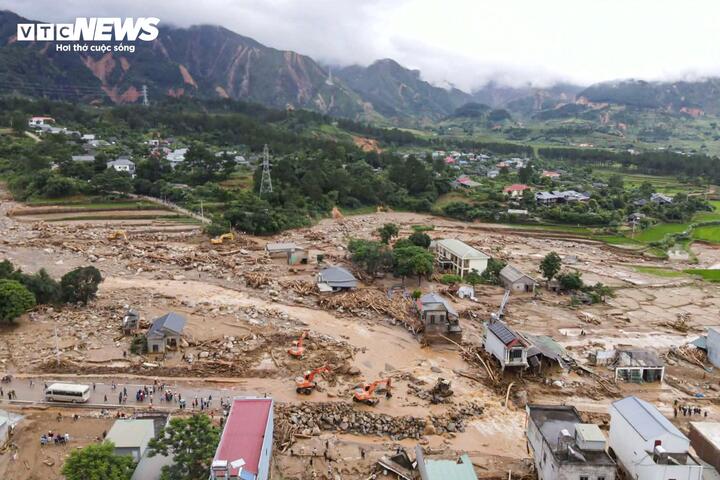Trận lũ quét kinh hoàng xảy ra tại xã Mường Than (Lai Châu) khiến nhiều người thương vong, nhà cửa và hoa màu bị tàn phá. Nhìn từ trên cao, khu vực này hiện lên với những dải bùn đất kéo dài, nhiều ngôi nhà nằm giữa đống đổ nát.