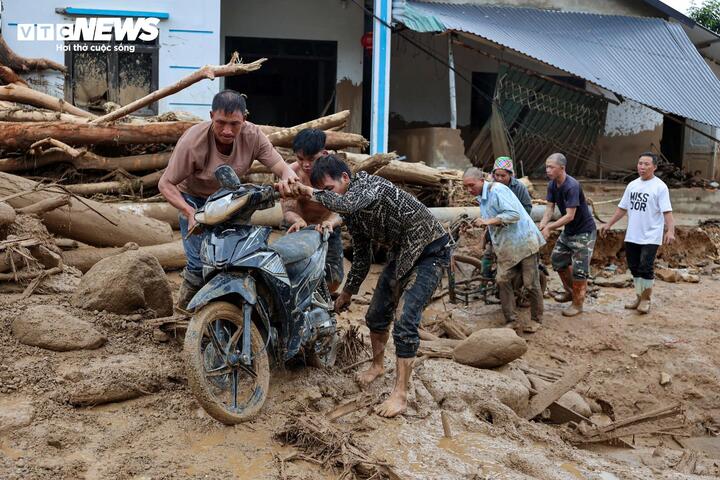 Trận lũ khiến 14 nhà dân tại xã Mường Than bị sập hoàn toàn, 15 nhà hư hỏng một phần. Nhiều tài sản, vật dụng của người dân bị nước lũ cuốn trôi hoặc vùi lấp.
