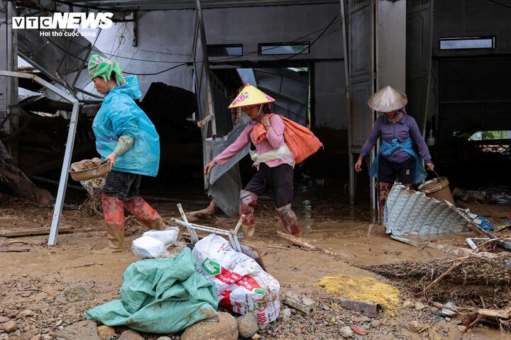 Khi nước rút, người dân trở về thu dọn những gì còn sót lại. Sân nhà, đồ đạc, phương tiện và vật dụng sinh hoạt đều phủ kín bùn đất.