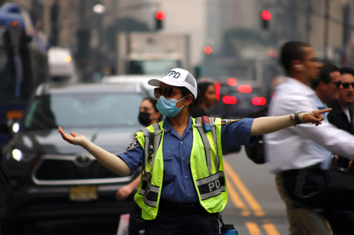 Nữ cảnh sát điều tiết giao thông khi chất lượng không khí ở thành phố New York đạt mức tồi tệ nhất nhiều năm qua. (Ảnh: Shutterstock)