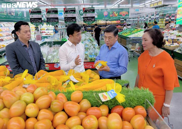 Ông Nguyễn Văn Dũng, Phó Chủ tịch Hội đồng nhân dân TP.HCM (áo xanh) tham quan khu vực trưng bày các sản phẩm "Tích xanh trách nhiệm".