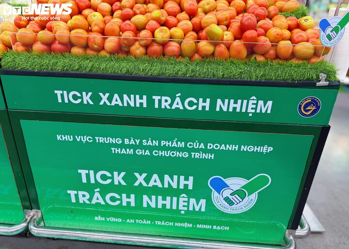 Các sản phẩm đạt "Tích xanh trách nhiệm" được nhận diện tại quầy kệ, giúp người mua có thêm thông tin trước khi lựa chọn.