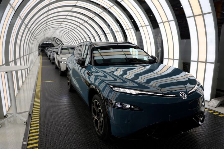 Một mẫu xe điện Volkswagen trên dây chuyền sản xuất tại nhà máy tại An Huy, Trung Quốc. (Ảnh: Reuters)