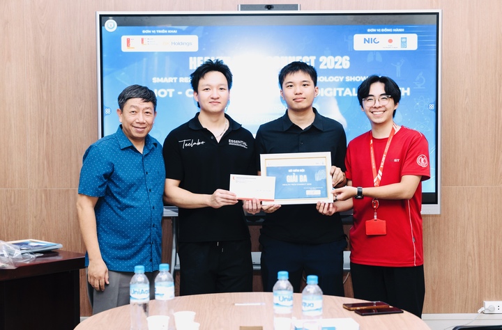 Thầy Kiên trao giải cho một dự án đạt giải ba tại sự kiện "Health Tech Connect" 2026.