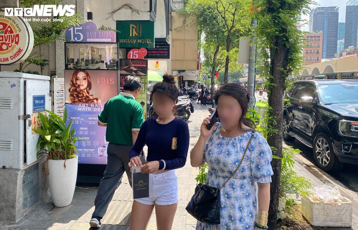 Chị Hoa, ngụ phường Bình Thạnh đi bán lại chi&ecirc;́c nh&acirc;̃n kim cương nhưng cửa hàng đã đóng cửa. (Ảnh: Đại Vi&ecirc;̣t)