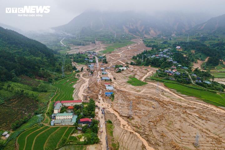 2 ngày sau trận lũ quét lịch sử, khu dân cư đội 11, xã Mường Than vẫn phủ kín bùn đất, cây gãy đổ và những đống đổ nát.