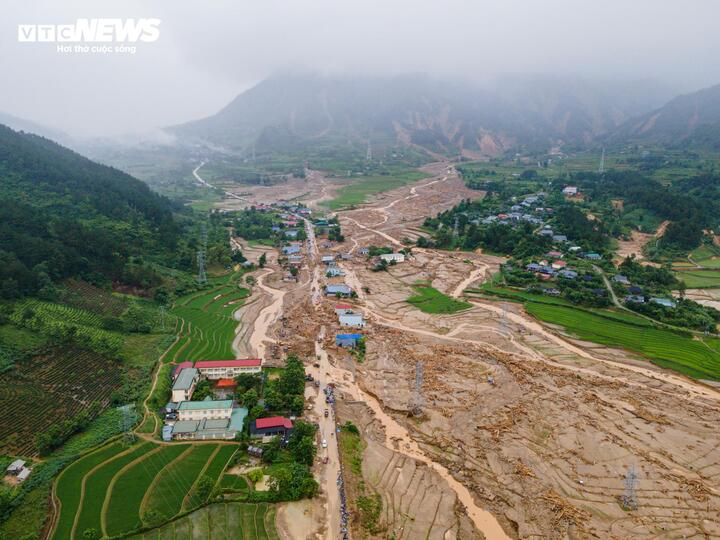Mưa lớn tiếp tục trút xuống bản Chít (xã Mường Than, Lai Châu) trong ngày 19/7, nhưng hàng trăm cán bộ, chiến sĩ công an, quân đội cùng lực lượng chức năng vẫn bám trụ hiện trường, nỗ lực tìm kiếm 4 nạn nhân còn mất tích sau trận lũ quét xảy ra sáng 17/7.