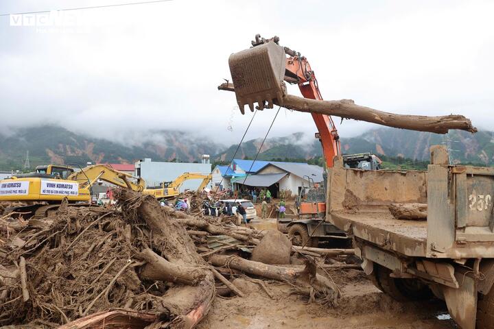 Dọc Quốc lộ 32, bùn đất vẫn phủ kín mặt đường, máy xúc hoạt động liên tục để san gạt đất đá, trong khi lực lượng công an, quân đội và chính quyền địa phương vẫn chia nhiều mũi tìm kiếm các nạn nhân còn mất tích.