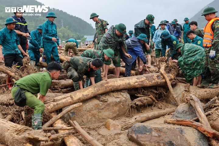Đến khoảng 16h30, chó nghiệp vụ tiếp tục phát hiện thêm một vị trí nghi có nạn nhân gần Quốc lộ 32 và lực lượng chức năng lập tức tổ chức kiểm tra, tìm kiếm.