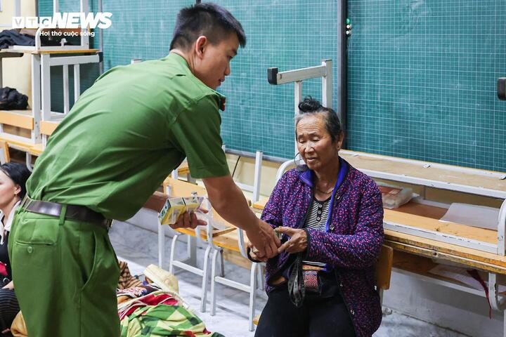Công an xã Mường Than và các lực lượng chức năng liên tục vận chuyển, phân phát nhu yếu phẩm, nước uống và thực phẩm cho bà con.