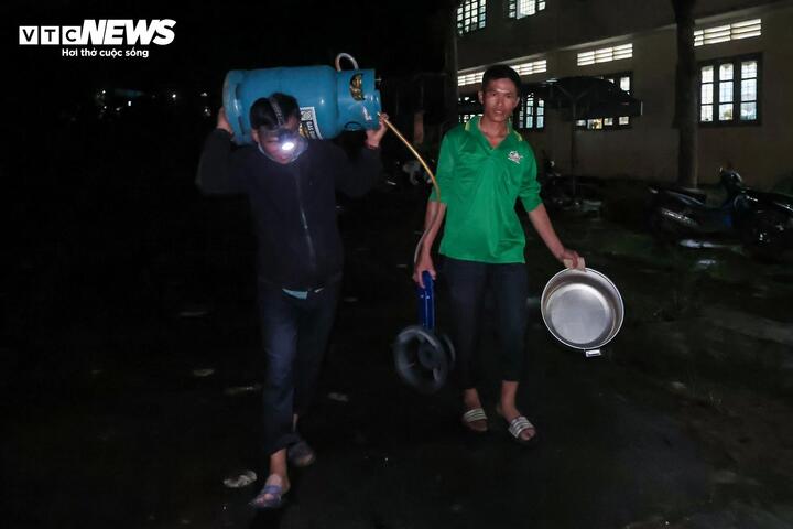 Điểm trường sáng đèn suốt đêm đón hơn 1.250 người dân chạy lũ ở Lai Châu - 9
